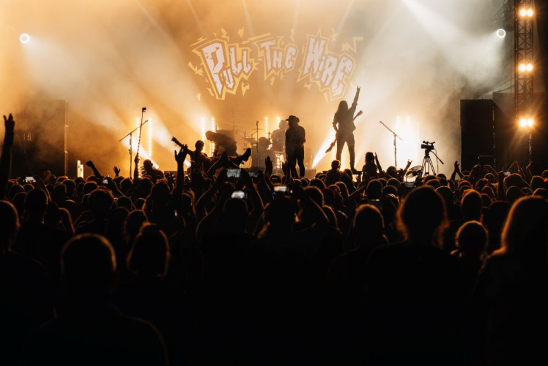 Zespół Pull The Wire singlem "Pod kontrolą"