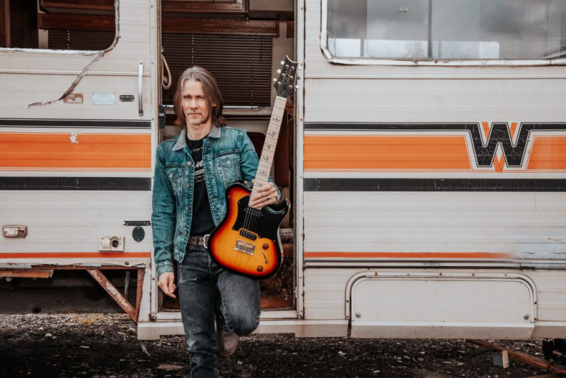 “Nothing More To Gain” – nowy singiel wokalisty i gitarzysty – MYLESA KENNEDY’EGO