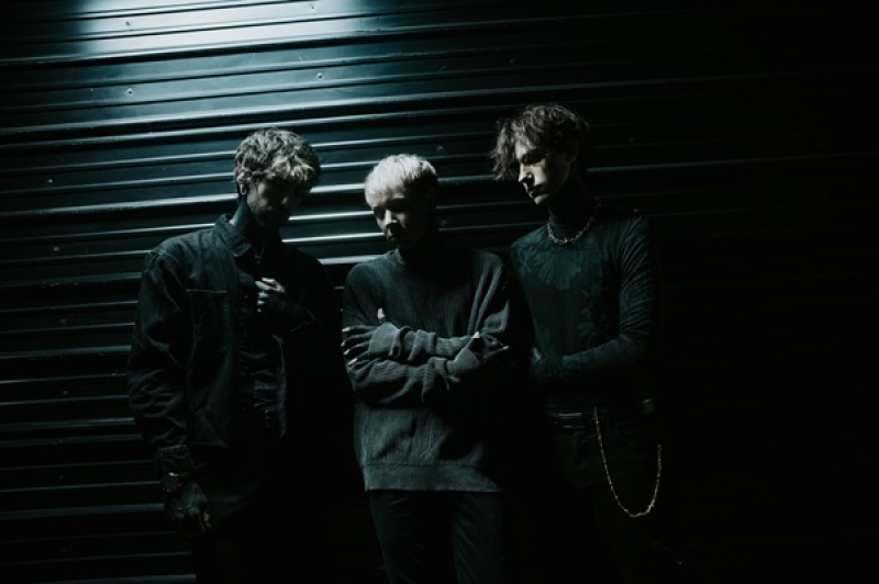 GLASSWAVES-DEBIUTANCKI ALBUM „WHILE (TRUE)” UKAŻE SIĘ 23 PAŹDZIERNIKA