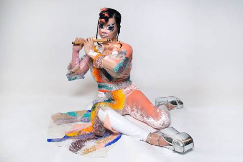 Björk wprowadza nas w utopijny klimat