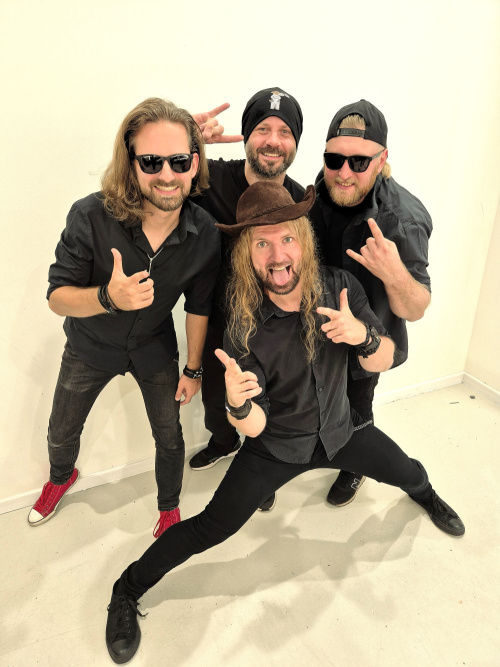 PULL THE WIRE - nowy singiel i teledysk "Bromans"