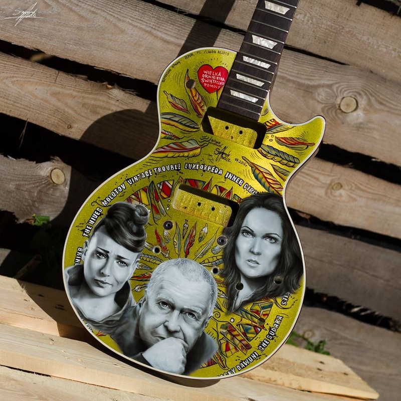 Woodstockowa gitara z portretami muzyków.