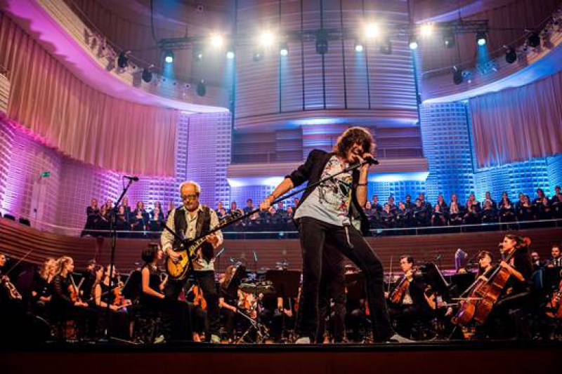 Premiera Foreigner with 21st Century Symphony Orchestra &amp; Chorus